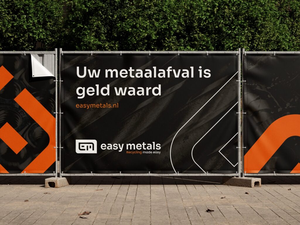 Bouwhek met Easy Metals banner: Uw metaalafval is geld waard